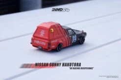 INNO64 1:64 Nissan Sunny "Hakotora" 09 Racing DECEPCIONEZ -Model Cars Houston 317854664 569152301882620 3370327635809320348 n
